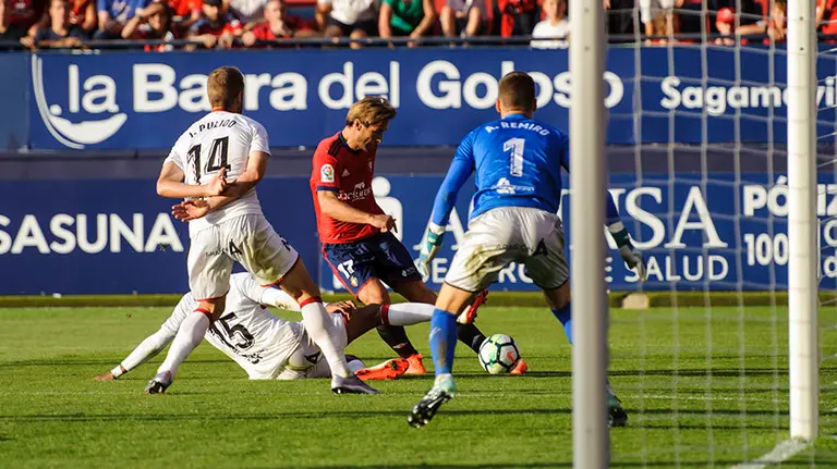 Partido entre Osasuna y Huesca en la celebración del 50 aniversario de El Sadar. MIGUEL OSÉS (5)