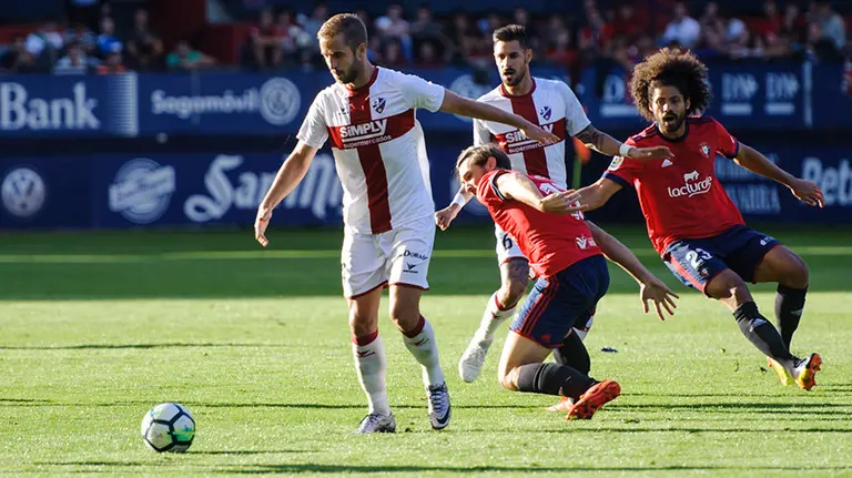 Partido entre Osasuna y Huesca en la celebración del 50 aniversario de El Sadar. MIGUEL OSÉS (15)