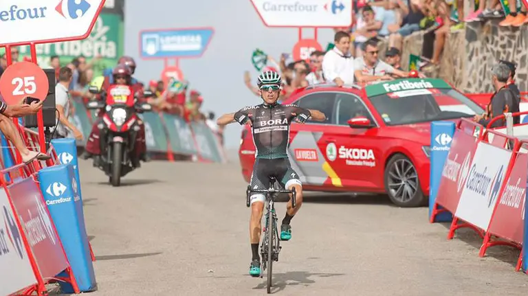 Rafal Majka gana en la sierra de la Pandera. Facebook La Vuelta.