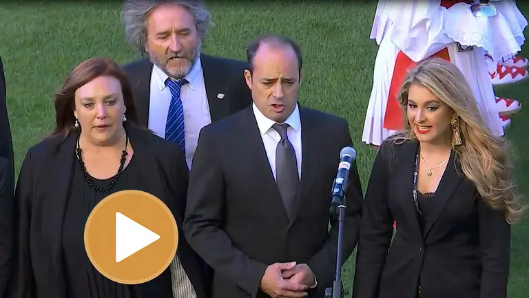 El coro de AGAO interpreta el himno de Osasuna en el 50 aniversario de El Sadar..