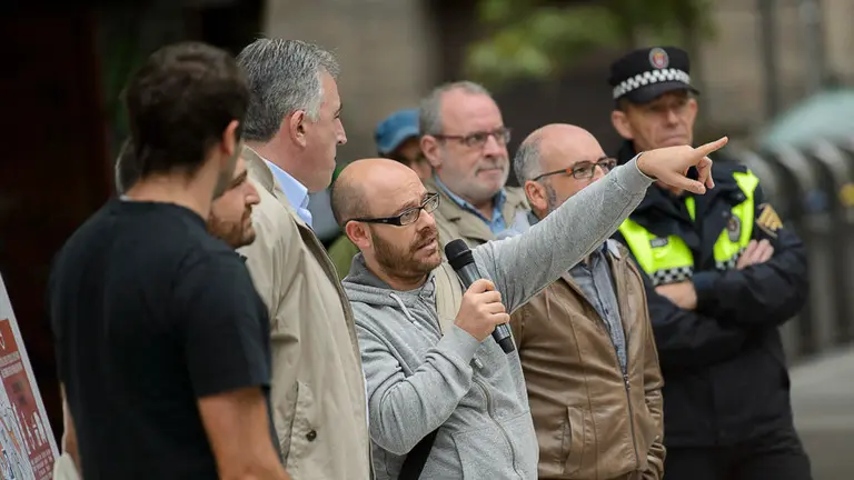El alcalde de Pamplona, Joseba Asirón, visita la zona en la que se van a desarrollar las actividades para dar a conocer a la ciudadanía el Plan de Amabilización del Centro de la ciudad. PA (8)