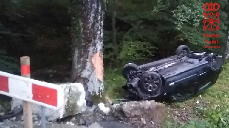 Estado en el que ha quedado el vehículo implciado en la salida de vía de Etxarri Aranatz. PFORAL