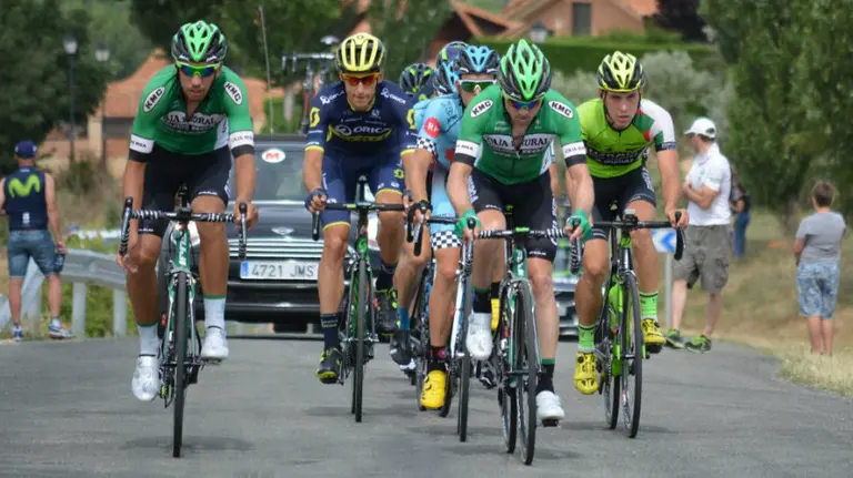 El Caja Rural al frente del pelotón. Web Caja Rural team.