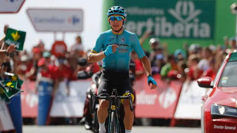 Miguel Ángel López llega en solitario a Sierra Nevada. Facebook La Vuelta.