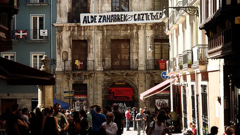 El Palacio del Marqués de Rozalejo en Pamplona &#39;okupado&#39; este domingo 3 de septiembre. NAVARRA.COM