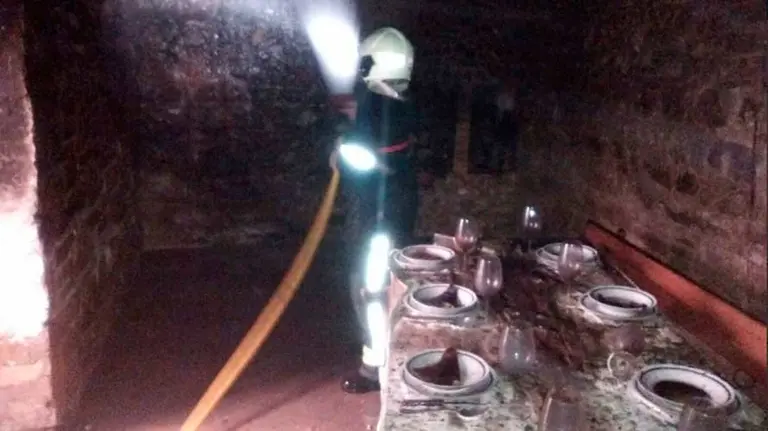 Los bomberos extinguen el incendio en un txoko de Olite. BOMBEROS NAVARRA