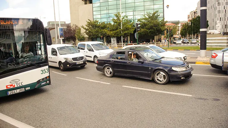 Atascos en Pamplona tras la remodelación del centro. MIGUEL OSÉS_5