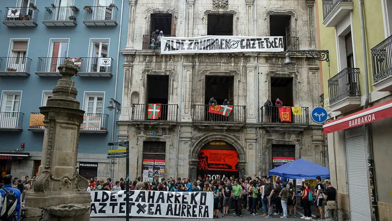 Varias personas ocupan el Palacio de Rozalejo, en Navarreria, para usarlo como Gaztetxe. PABLO LASAOSA 01