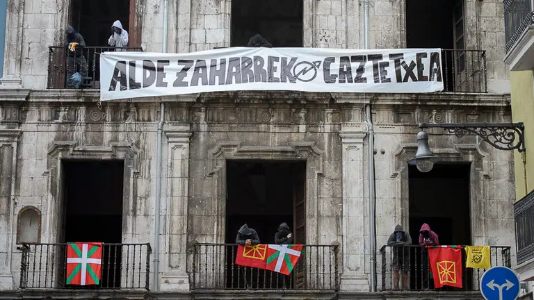 Varias personas ocupan el Palacio de Rozalejo, en Navarreria, para usarlo como Gaztetxe. PABLO LASAOSA 02