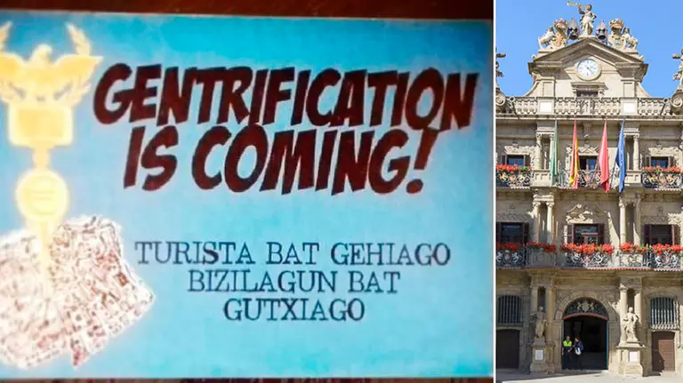 Uno de los carteles colocados en Pamplona en contra del turismo y la imagen de la fachada del Ayuntamiento