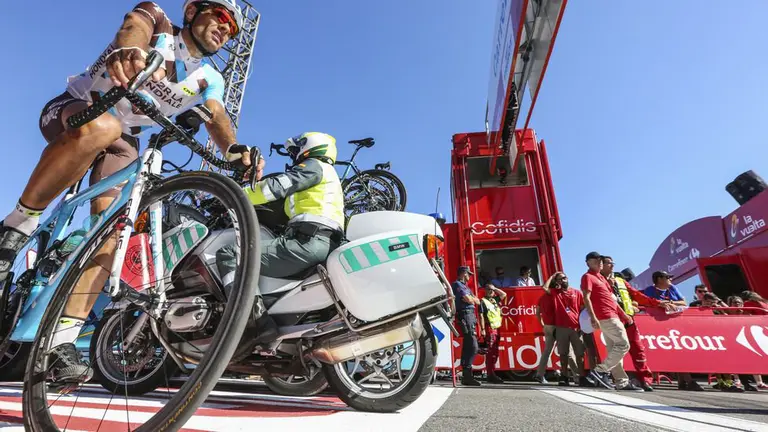 Agentes de la Guardia Civil en las labores de seguridad durante la Vuelta Ciclista a España (3)