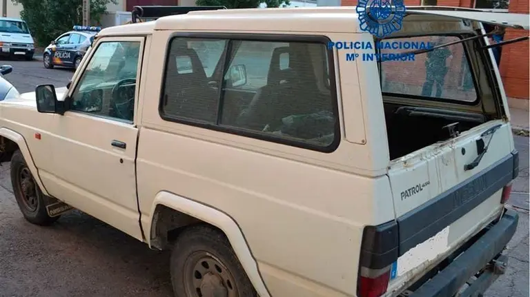 Coche en el que fue encontrada la joven. ARCHIVO