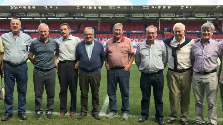 Luis Sabalza junto a los veteranos de Osasuna. Foto CA Osasuna.
