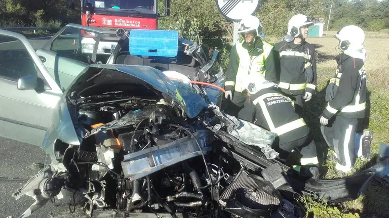 Imagen del accidente en el que un conductor ha fallecido al chocar con su vehículo contra un autobús en Zubielqui.