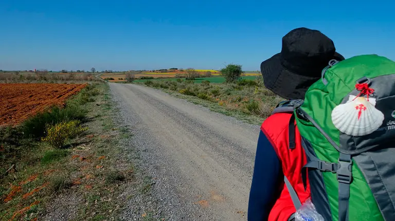 Un peregrino realiza una etapa del Camino de Santiago. ARCHIVO