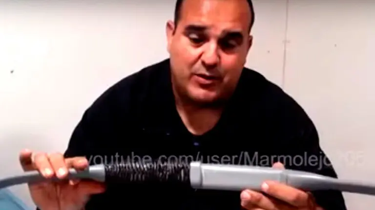 El hombre durante uno de sus tutoriales colgados en internet. YOUTUBE