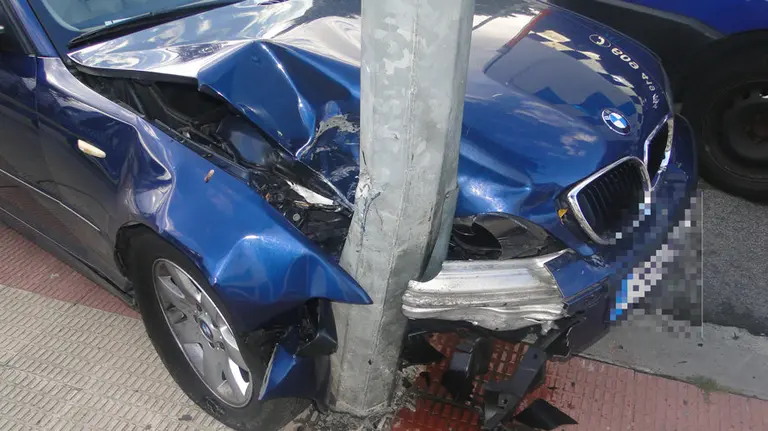 Estado en el que ha quedado el coche que se ha empotrado contra una farola.