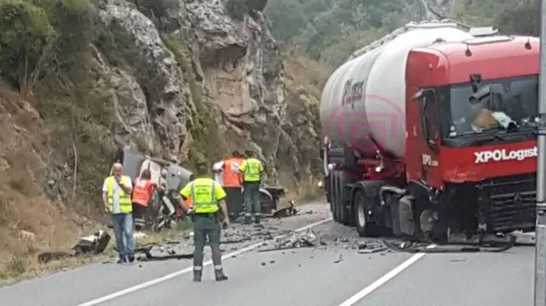 Choque de un coche y un camión en Pancorbo, donde ha fallecido una familia francesa con tres niños FOTO RADAR BURGOS