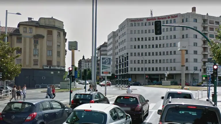 Varios peatones cruzan un paso de cebra regulado por semáforos en la Avenida del Ejército