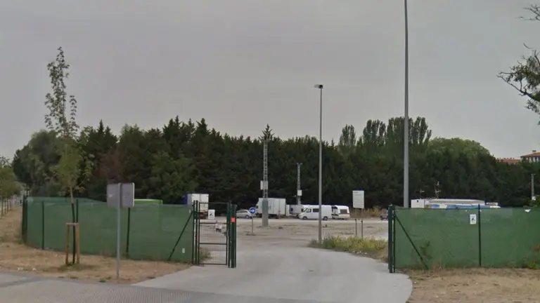 Imagen de la zona que se va a habilitar como aparcamiento intermodal en Trinitarios, en Pamplona