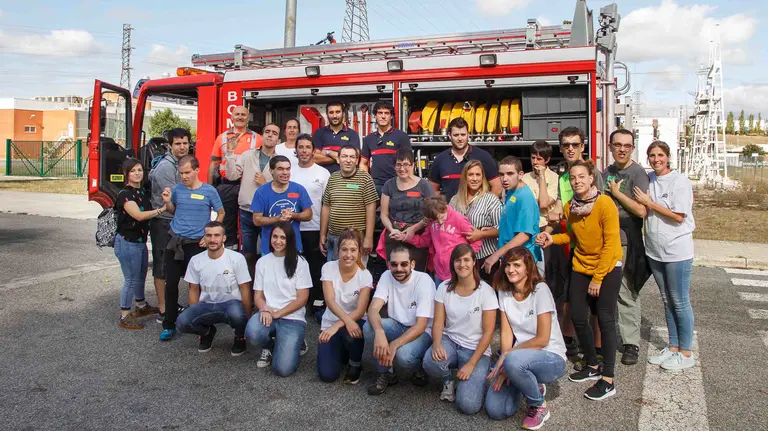 Varios miembros de la Residencia Caidis Las Hayas visitan el Parque Polo de Volkswagen Navarra CEDIDA