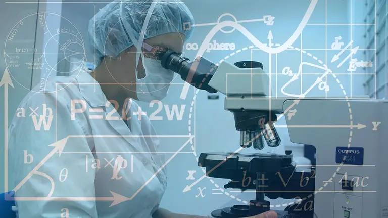 Un biólogo observa por un microscopio en el laboratorio de un hospital ARCHIVO 2