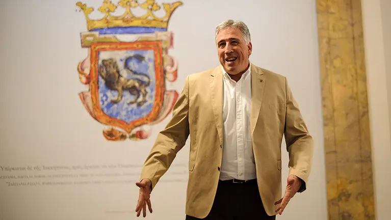 El alcalde Joseba Asirón, recibe al primer grupo de personas que participan en una visita guiada a la nueva decoración del zaguán. MIGUEL OSÉS_10