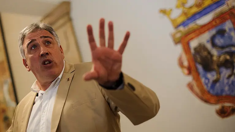 El alcalde Joseba Asirón, recibe al primer grupo de personas que participan en una visita guiada a la nueva decoración del zaguán. MIGUEL OSÉS_11