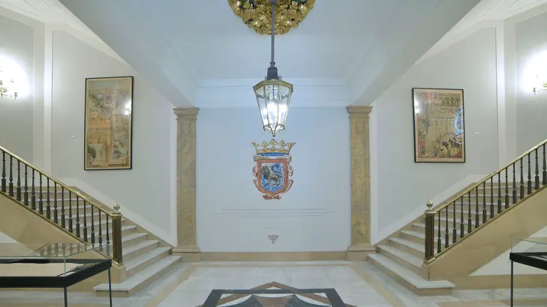 Aspecto del zaguán del Ayuntamiento tras la decoración ordenada por el alcalde Joseba Asirón CEDIDA 3
