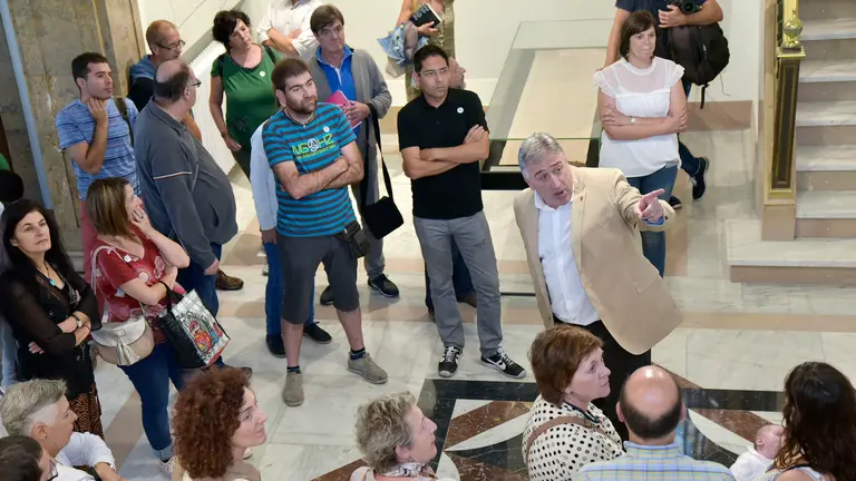 El alcalde Joseba Asirón explica la redecoración que ordenó realizar en el zaguán del Ayuntamiento de Pamplona CEDIDA