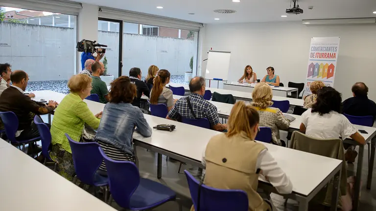 El grupo de trabajo de comercios ubicados en la Avenida Pío XII celebran una reunión para tratar sobre la reordenación urbanística de la zona. PABLO LASAOSA 01