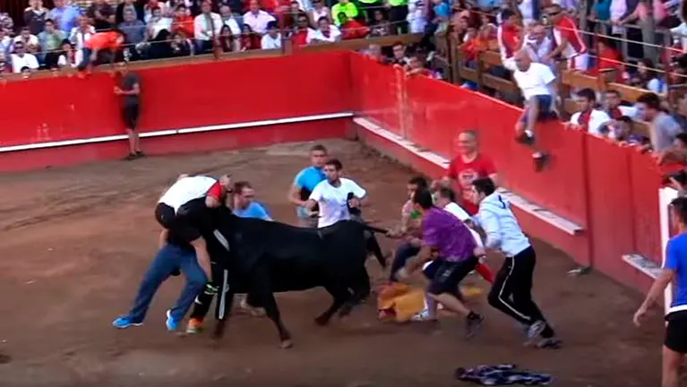Una vaca brava en Caparroso levanta por los aires a dos personas a la vez. ISIDRO ESPADA