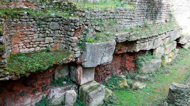 Un muro de piedra en mal estado. ARCHIVO