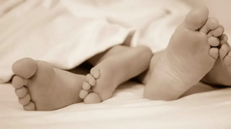 Dos personas en una cama. ARCHIVO