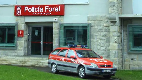 Comisaría de la Policía Foral en Alsasua con un coche patrulla estacionado frente a la fachada