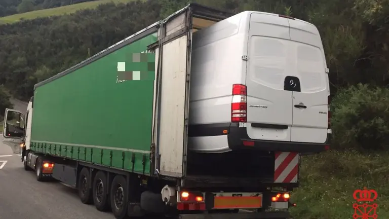Imagen de un camión interceptado en Bera transportando una furgoneta con medio cuerpo fuera del remolque POLICÍA FORAL
