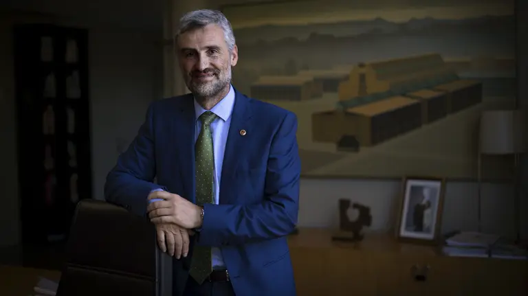 GRA110 PAMPLONA (NAVARRA) 07/9/2017.- El rector de la Universidad Pública de Navarra (UPNA), Alfonso Carlosena, durante la entrevista concedida a Efe en donde ha asegurado que "el tiempo ha dado la razón claramente" a quienes apostaron hace treinta años por la creación de este centro académico y ha afirmado que Navarra "sería diferente" si no contara con una universidad pública. EFE/Villar López