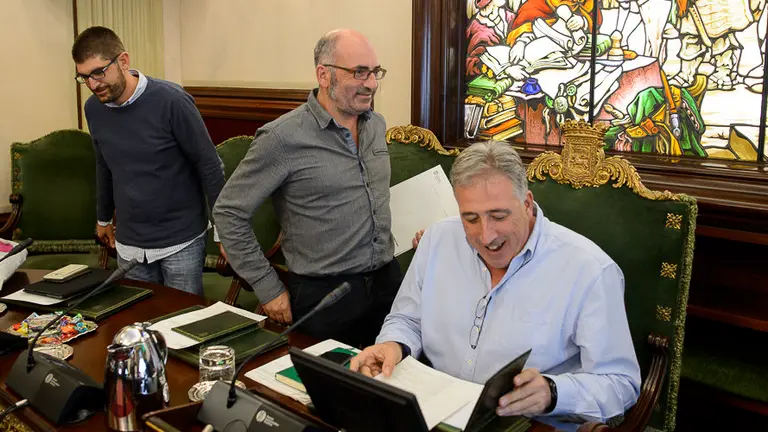 Aritz Romeo, Joxe Abaurrea Joseba Asirón en el pleno del Ayuntamiento. PABLO LASAOSA