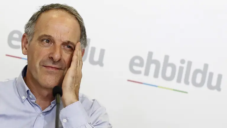 GRA383. PAMPLONA, 07/09/2017.-El portavoz parlamentario de EH Bildu en Navarra, Adolfo Araiz, durante la rueda de prensa que han ofrecido esta tarde en Pamplona en donde Araiz ha asegurado que un posible acuerdo del Gobierno de Navarra con el Estado sobre el corredor navarro del TAV sería una &#34;hipoteca política&#34; de cara a futuros acuerdos con Geroa Bai. EFE/Villar López