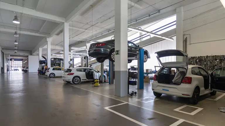 Imagen de un taller de reparación de coches. ARCHIVO