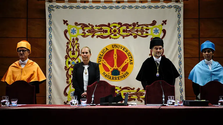 La presidenta del Gobierno de Navarra, Uxue Barcos, inaugura el curso académico 2017-2017 en la UPNA. MIGUEL OSÉS_5
