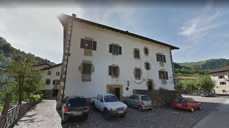Exterior del edificio que alberga el ayuntamiento de Ituren y el colegio público