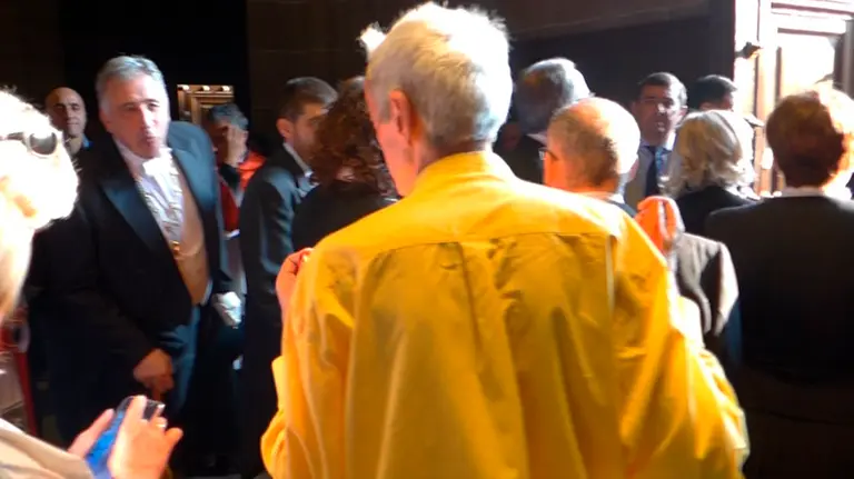 Asiron habla con señor con bandera de España