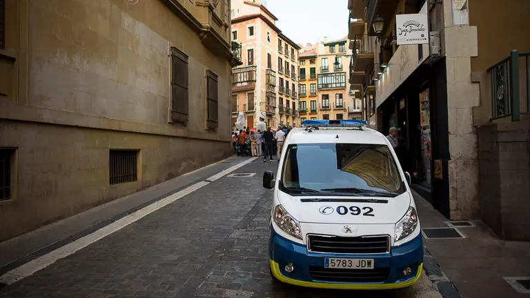 Coche de Policía Municipal en el Casco Viejo de Pamplona durante el Privilegio de la Unión. PABLO LASAOSA.