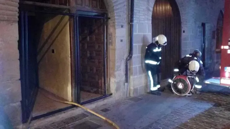 Sociedad gastronómica ubicada en el número 63 de la calle Mayor de Puente la Reina en la que ha tenido lugar un incendio de madrugada. BOMBEROSNAVARRA