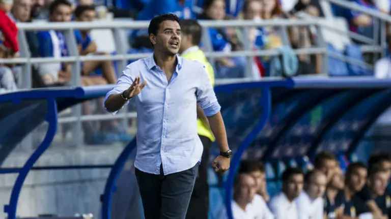 Míchel junto al banquillo del Rayo Vallecano, La Liga.