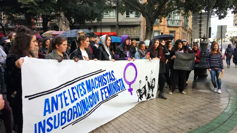 Manifestación feminista en apoyo a Juan Rivas en Pamplona.