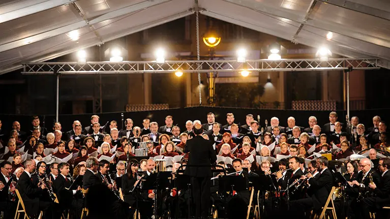 El Orfeón Pamplones y la Pamplonesa en la Plaza del Castillo. MIGUEL OSÉS_6