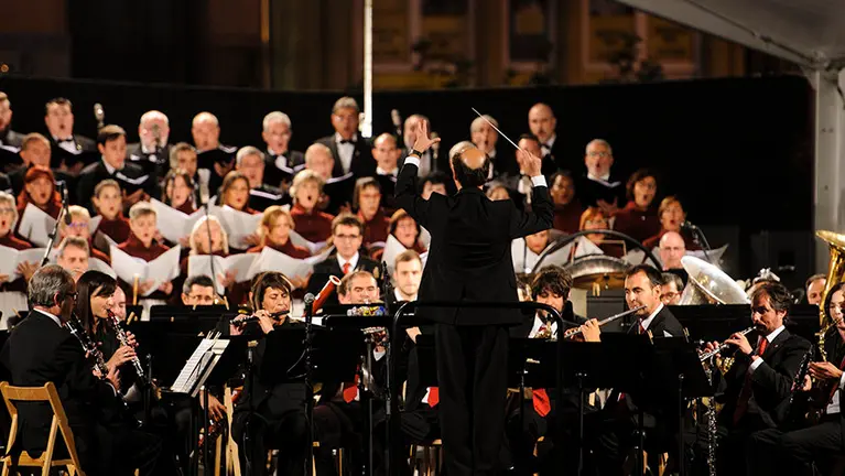 El Orfeón Pamplones y la Pamplonesa en la Plaza del Castillo. MIGUEL OSÉS_8