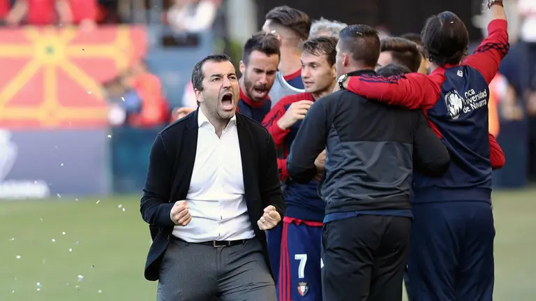 El entrenador de Osasuna, Diego Martínez, celebra el gol marcado al Huesca en el 50 aniversario del estadio de El Sadar. FOTO LFP
